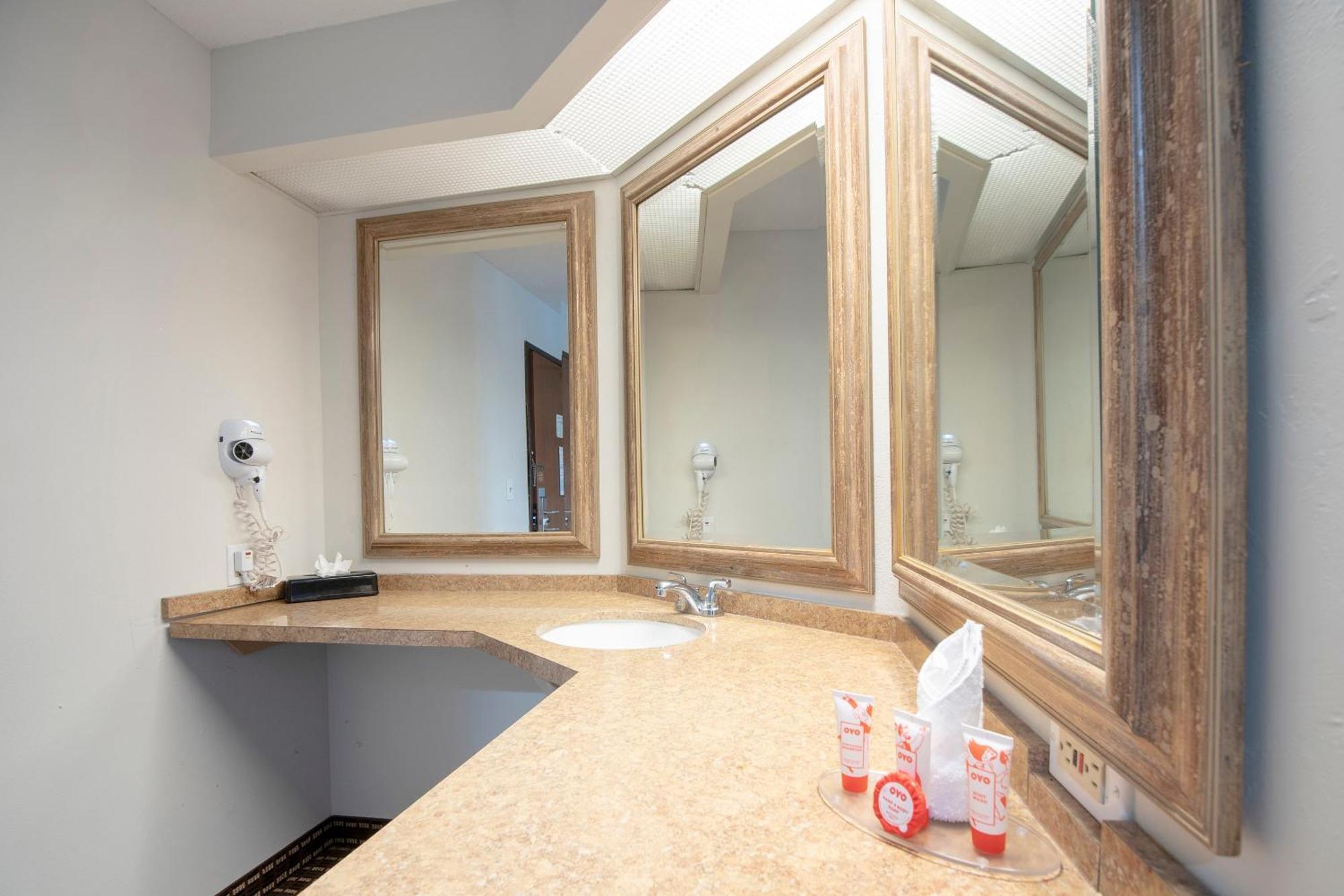 Oyo Townhouse Houston Airport North Hotel Екстериор снимка